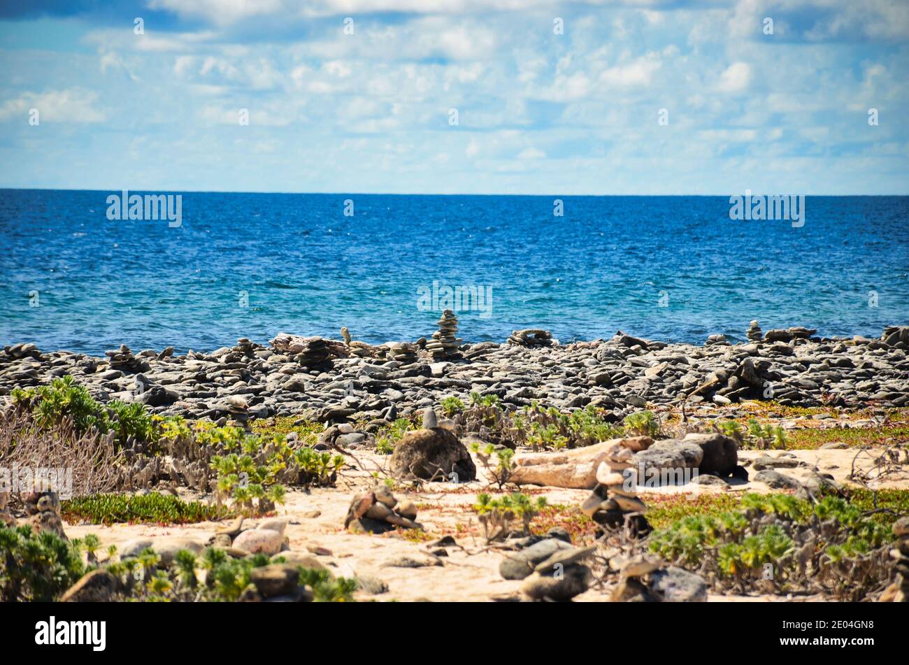 rocce sulla spiaggia, cairn al mare dei caraibi, isola di bonaire, antille abc isola paesi bassi, pietra al mare, arte sulla spiaggia Foto Stock