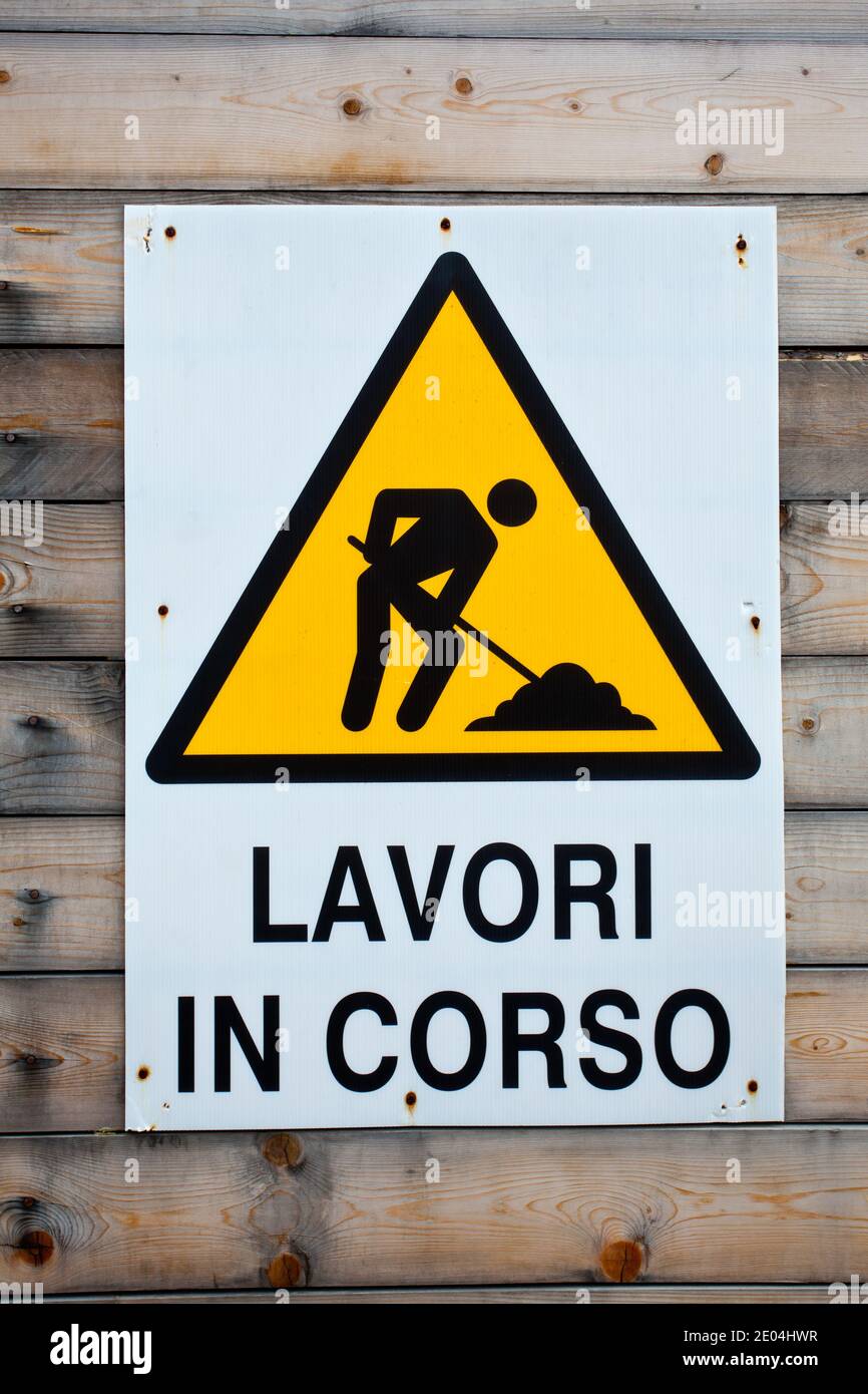 Cartello giallo costruzione su tavola di legno Foto Stock