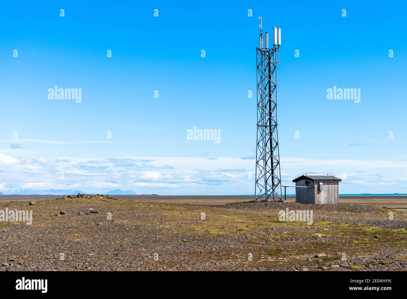 Torre di telecomunicazioni in una posizione remota in Islanda su un giorno estivo limpido Foto Stock