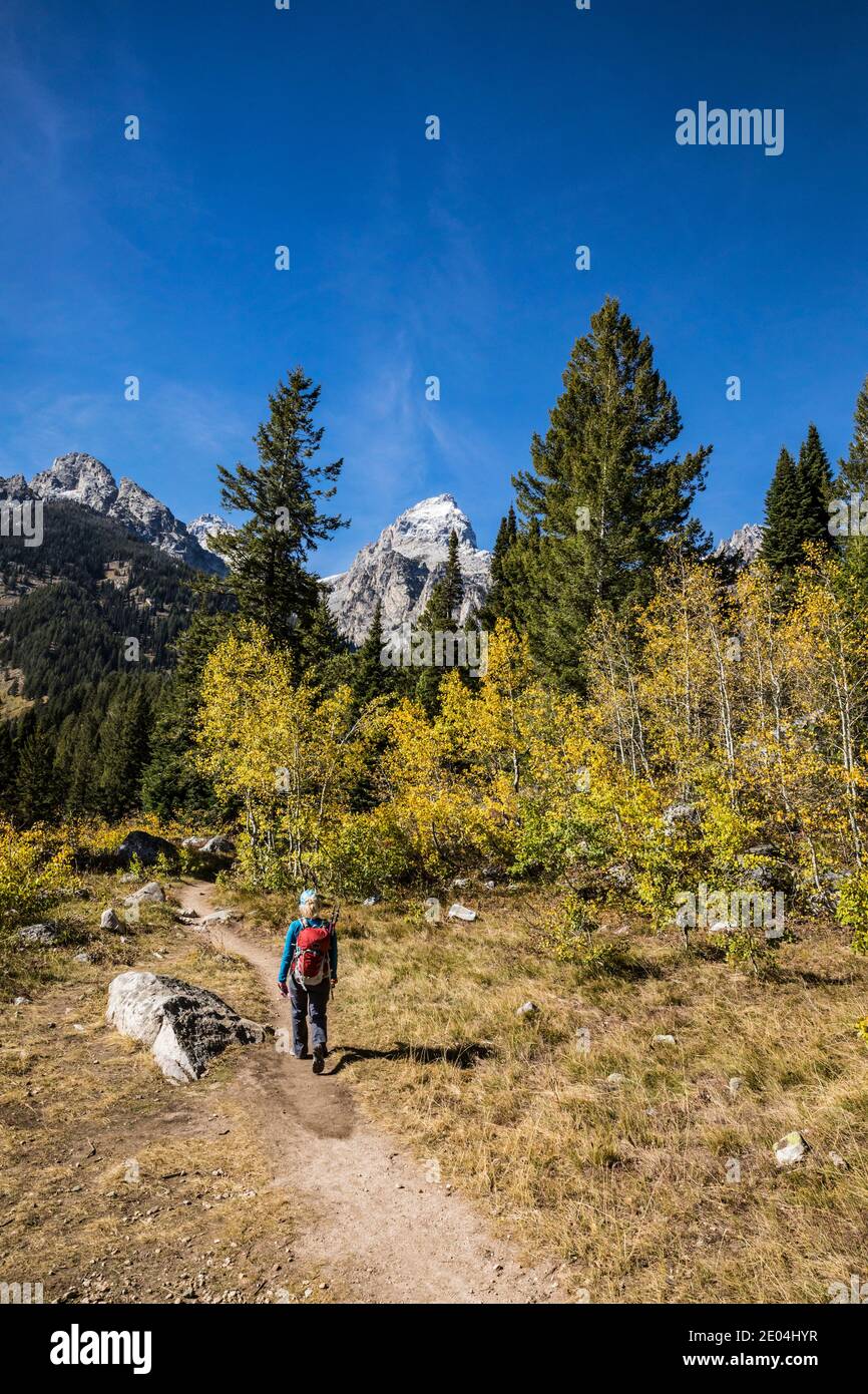 Una donna che ama fare escursioni ai laghi di Taggart e Bradley, al parco nazionale di Tetons, Wyoming, USA. Foto Stock