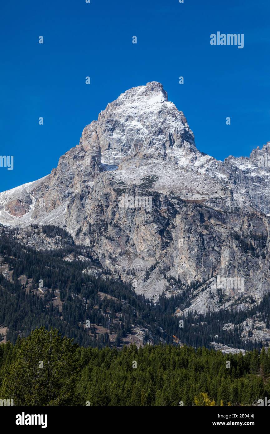 Il Grand Teton con una leggera polvere di neve, Grand Tetons National Park, Wyoming, Stati Uniti. Foto Stock