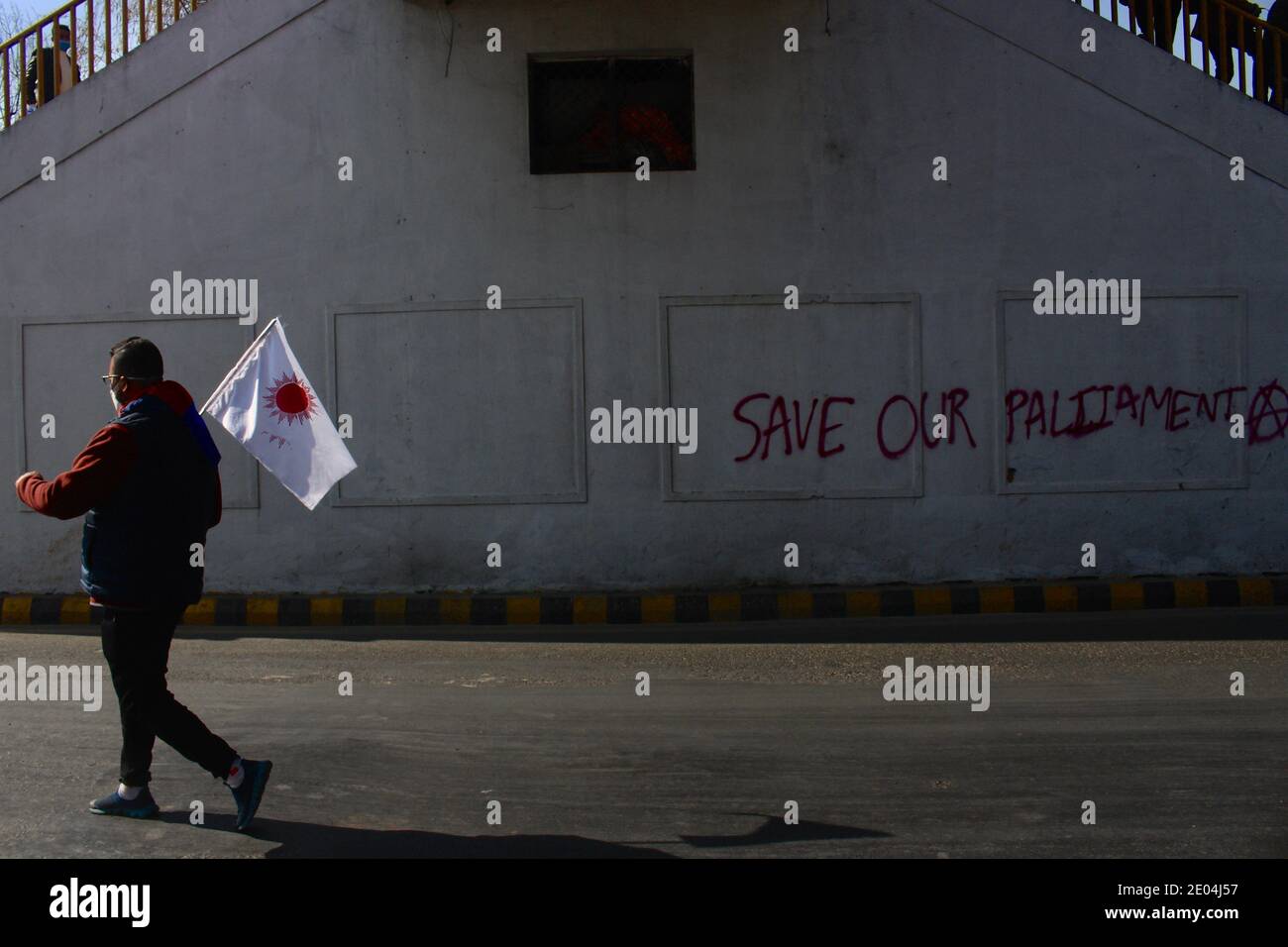 Kathmandu, Nepal. 29 Dic 2020. Il partito comunista nepalese è guidato dalla fazione dell'ex primo ministro Pushpa Kamal Dahal e Madhav Nepal durante una protesta di massa contro lo scioglimento del parlamento che denuncia il trasferimento del primo ministro KP Sharma Oli a Kathmandu. (Foto di Dipendra Dhangana/Pacific Press/Sipa USA) Credit: Sipa USA/Alamy Live News Foto Stock