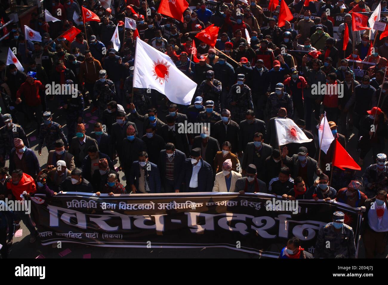 Kathmandu, Nepal. 29 Dic 2020. Il partito comunista nepalese è guidato dalla fazione dell'ex primo ministro Pushpa Kamal Dahal e Madhav Nepal durante una protesta di massa contro lo scioglimento del parlamento che denuncia il trasferimento del primo ministro KP Sharma Oli a Kathmandu. (Foto di Dipendra Dhangana/Pacific Press/Sipa USA) Credit: Sipa USA/Alamy Live News Foto Stock