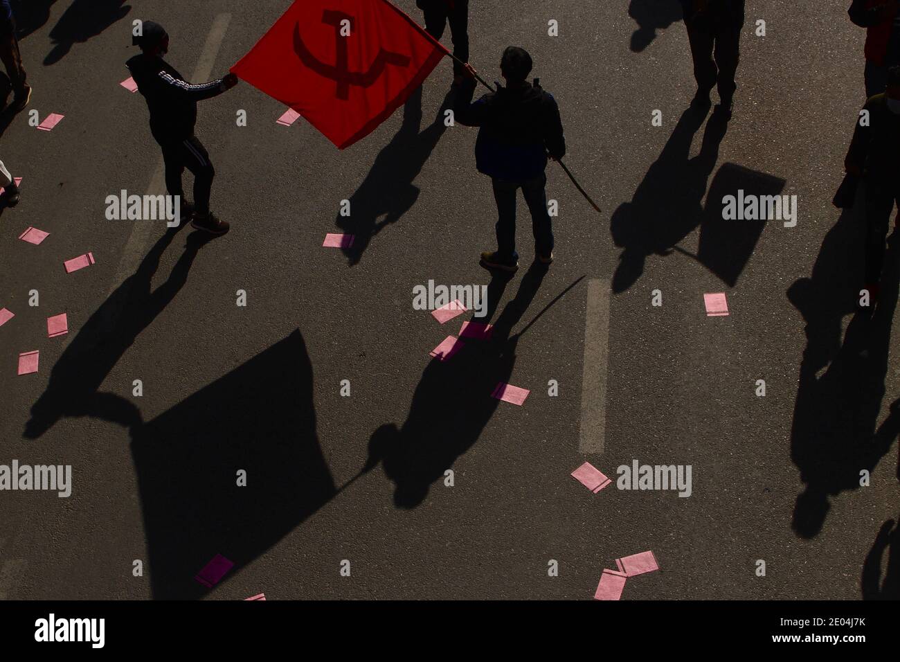 Kathmandu, Nepal. 29 Dic 2020. Il partito comunista nepalese è guidato dalla fazione dell'ex primo ministro Pushpa Kamal Dahal e Madhav Nepal durante una protesta di massa contro lo scioglimento del parlamento che denuncia il trasferimento del primo ministro KP Sharma Oli a Kathmandu. (Foto di Dipendra Dhangana/Pacific Press/Sipa USA) Credit: Sipa USA/Alamy Live News Foto Stock