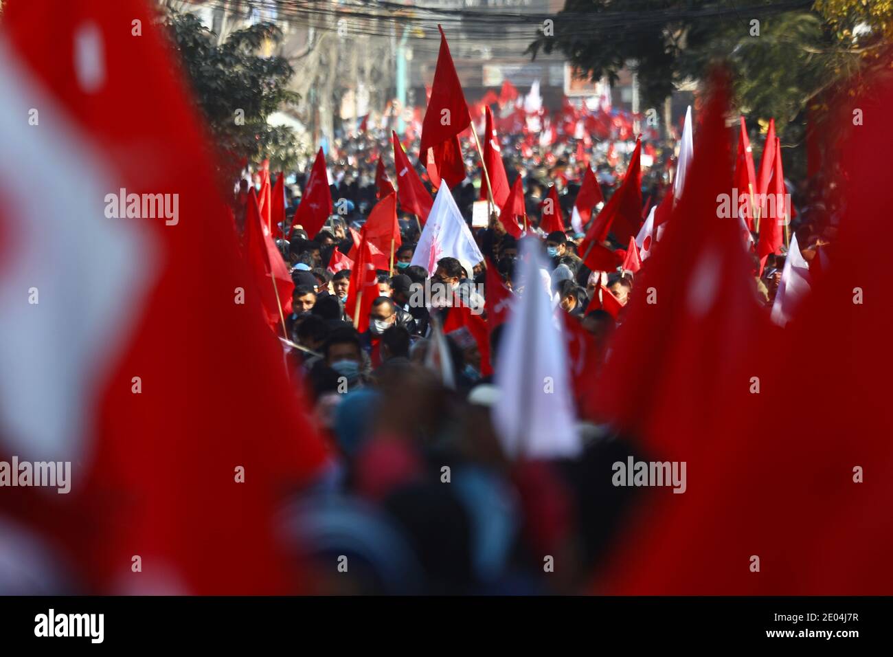 Kathmandu, Nepal. 29 Dic 2020. Il partito comunista nepalese è guidato dalla fazione dell'ex primo ministro Pushpa Kamal Dahal e Madhav Nepal durante una protesta di massa contro lo scioglimento del parlamento che denuncia il trasferimento del primo ministro KP Sharma Oli a Kathmandu. (Foto di Dipendra Dhangana/Pacific Press/Sipa USA) Credit: Sipa USA/Alamy Live News Foto Stock