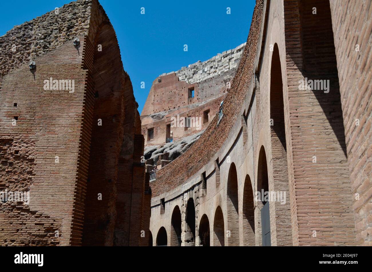 Vista tra le mura interne del Colosseo romano Foto Stock