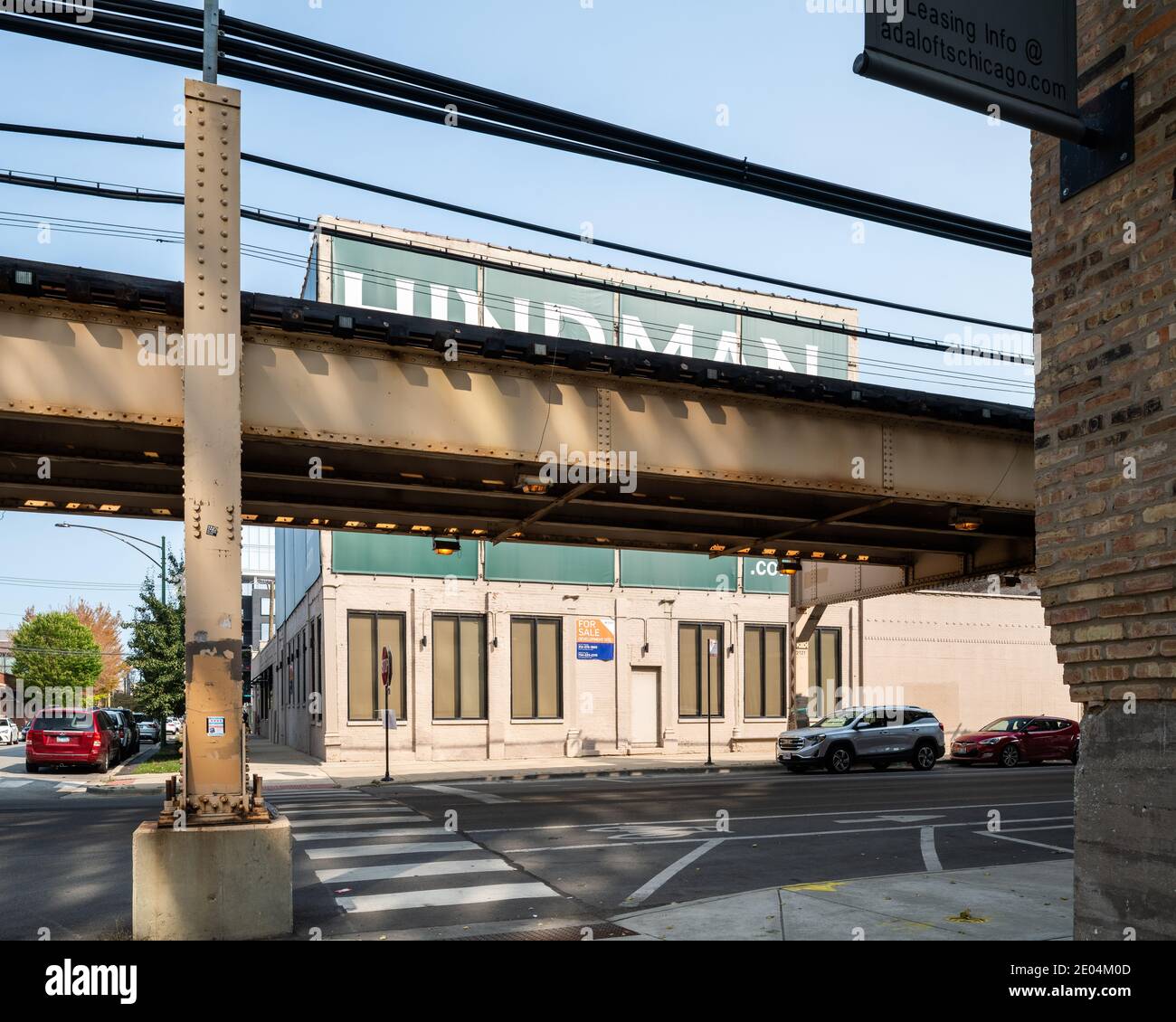 Incrocio su Lake Street con le tracce Chicago L. Foto Stock