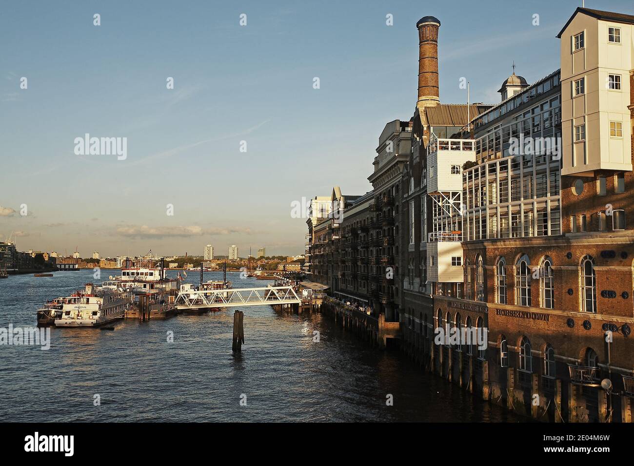 GRAN BRETAGNA / Londra / vista dal Tower Bridge al Molo di Butler . Foto Stock