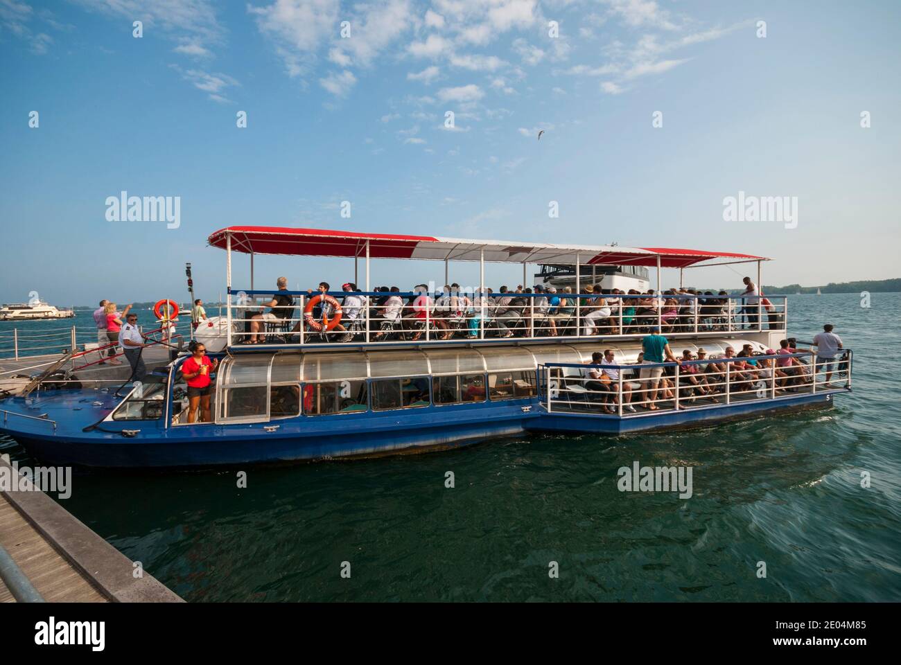 Una barca turistica di Toronto piena di turisti che si preparano a partire Per una crociera estiva sul lago Ontario Foto Stock