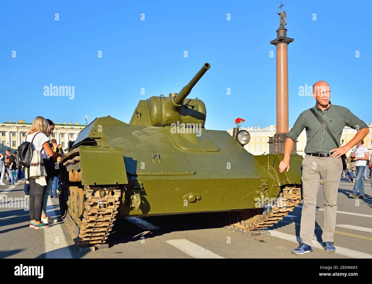 SAN PIETROBURGO, RUSSIA - 08 AGOSTO 2017: I turisti sono fotografati con un serbatoio leggero T-70 volte la seconda guerra mondiale sulla piazza del Palazzo in giorno di memoria e gri Foto Stock