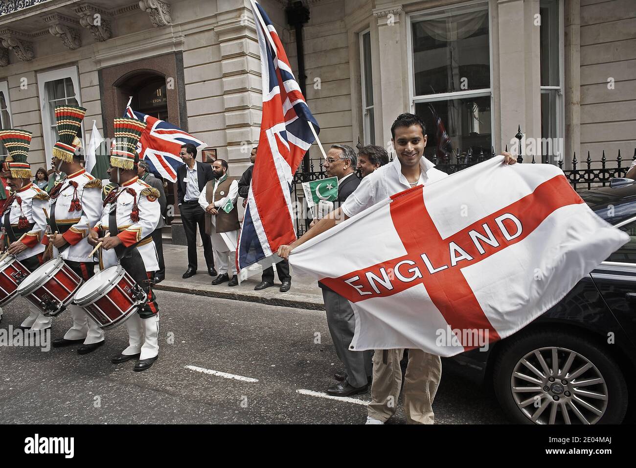Giovane pakistano con la bandiera di San Giorgio durante il festival dell'indipendenza del Pakistan che si è svolto a Londra sabato 28 luglio 2007. Foto Stock
