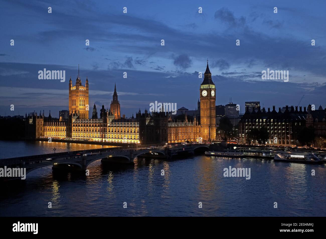 GRAN BRETAGNA / Inghilterra / Londra / il Parlamento britannico ' House of Commons ' dalla riva sud del fiume Tamigi. Foto Stock
