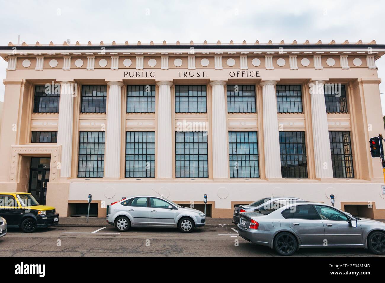 Il lato del vecchio ufficio del Public Trust a Napier, Nuova Zelanda. Costruito nel 1922 in stile rinascita classica, sopravvissuto al terremoto per lo più intatto Foto Stock