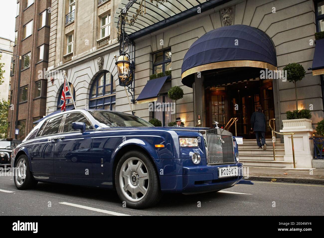 GRAN BRETAGNA / Londra /Rolls Royce di fronte al Ritz Hotel, Londra . Uno degli hotel più prestigiosi del Regno Unito Foto Stock
