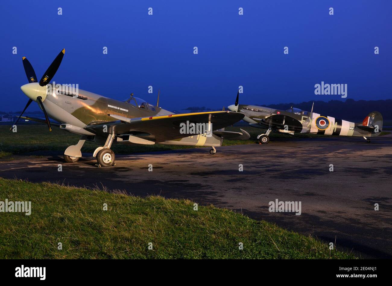 Biggin Hill Heritage Hangar Supermarine Spitfire in un tiro notturno a Biggin Hill Airport, Kent, Regno Unito. Spitfire IX MK912 nominato Borough di Bromley Foto Stock