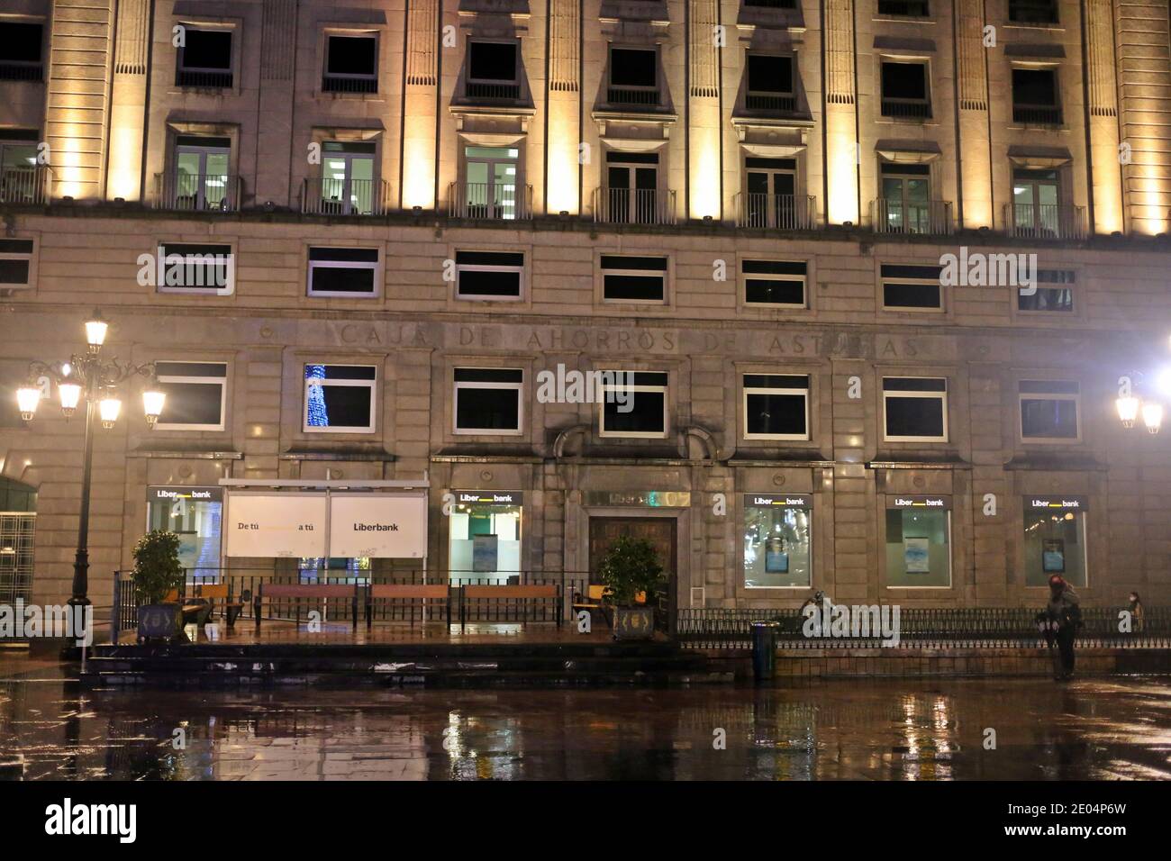 Oviedo, Spagna. 29 Dic 2020. Oviedo, SPAGNA: La sede di Cajastur, una delle banche in cui Liberbank è costituita durante la fusione tra Unicaja Banco e Liberbank a Oviedo, Spagna, il 29 dicembre 2020. (Foto di Alberto Brevers/Pacific Press) Credit: Pacific Press Media Production Corp./Alamy Live News Foto Stock