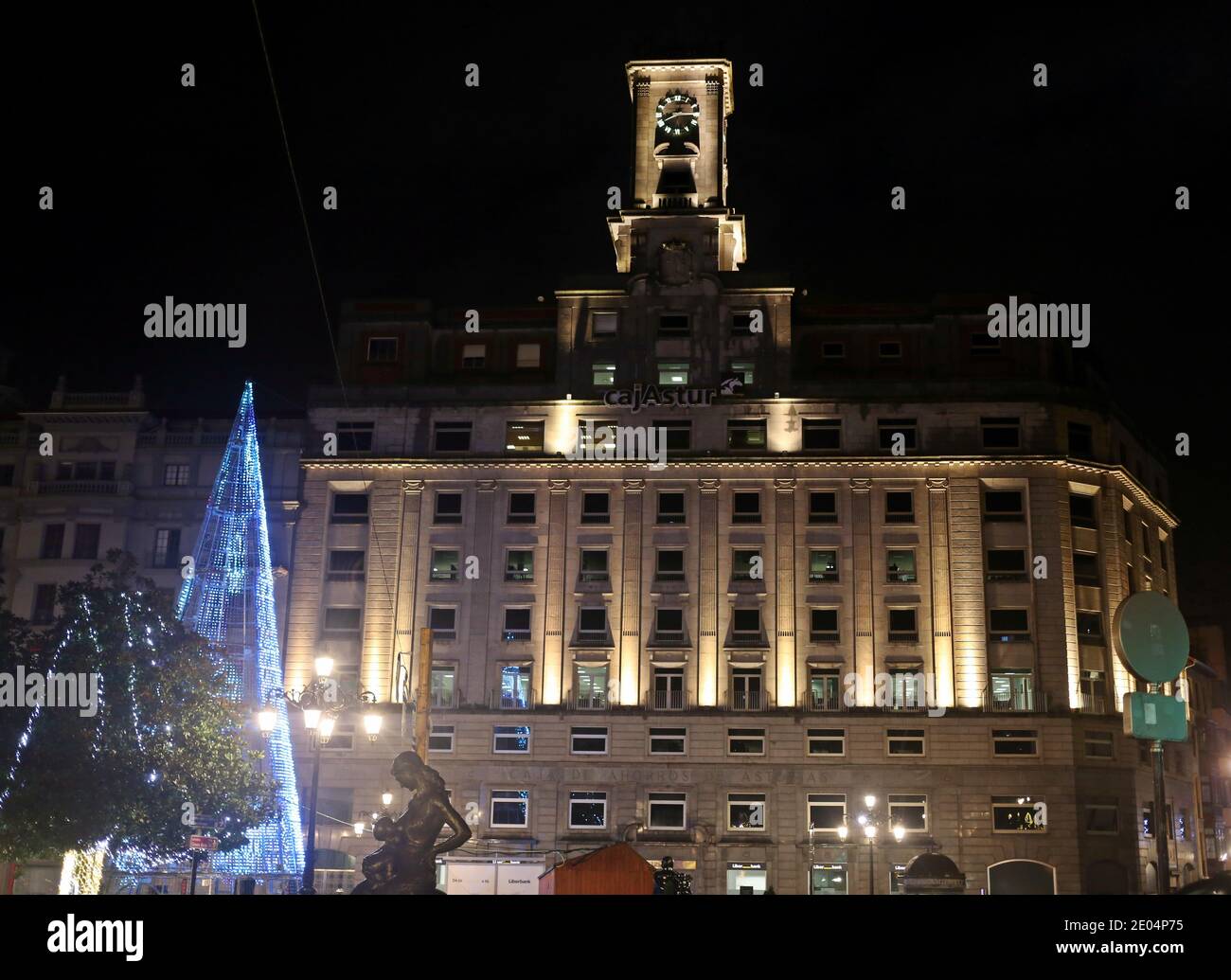 Oviedo, Spagna. 29 Dic 2020. Oviedo, SPAGNA: La sede di Cajastur, una delle banche in cui Liberbank è costituita durante la fusione tra Unicaja Banco e Liberbank a Oviedo, Spagna, il 29 dicembre 2020. (Foto di Alberto Brevers/Pacific Press) Credit: Pacific Press Media Production Corp./Alamy Live News Foto Stock