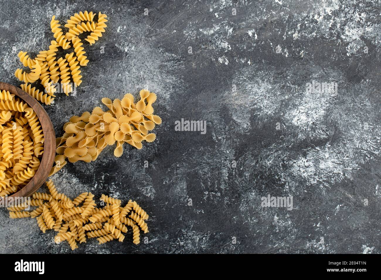 Ciotola di fusilli su fondo in marmo Foto Stock