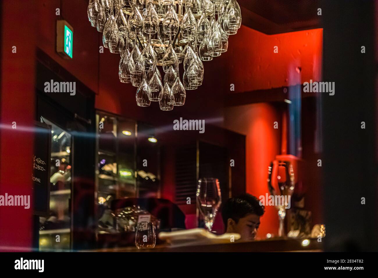 Bar con bicchieri di champagne appesi a Tokyo, Minato, Giappone Foto Stock