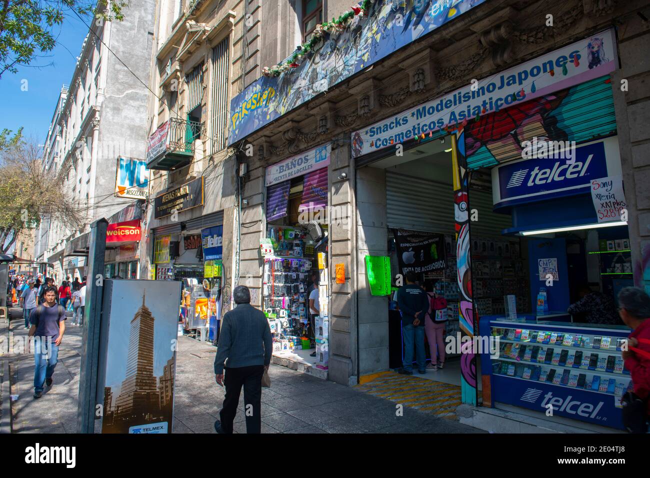 Edifici storici su Eje Central Lazaro Cardenas tra Avenida 16 de Septiembre e Avenida Francisco Madero, Città del Messico CDMX, Messico. Foto Stock