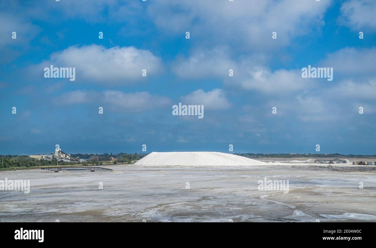 Riserva di sale di sale marino naturale a Salin de Giraud, situato nel delta sud-est della Camargue del fiume Rodano, a sud di Arles, Bouches-du-Rhôn Foto Stock