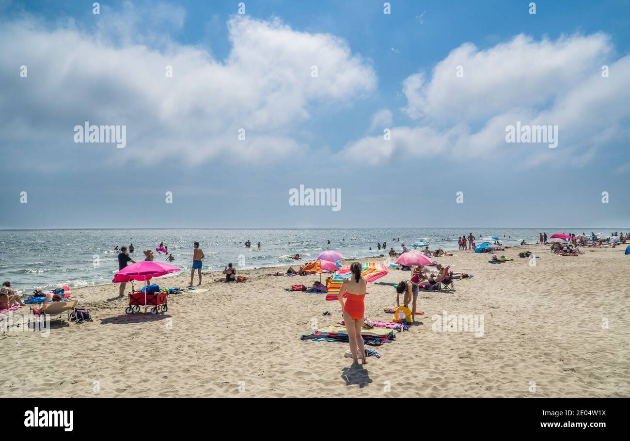 Popolare spiaggia di Piémanson nel delta Camargue del fiume Rodano, Bouches-du-Rhône, Francia meridionale Foto Stock