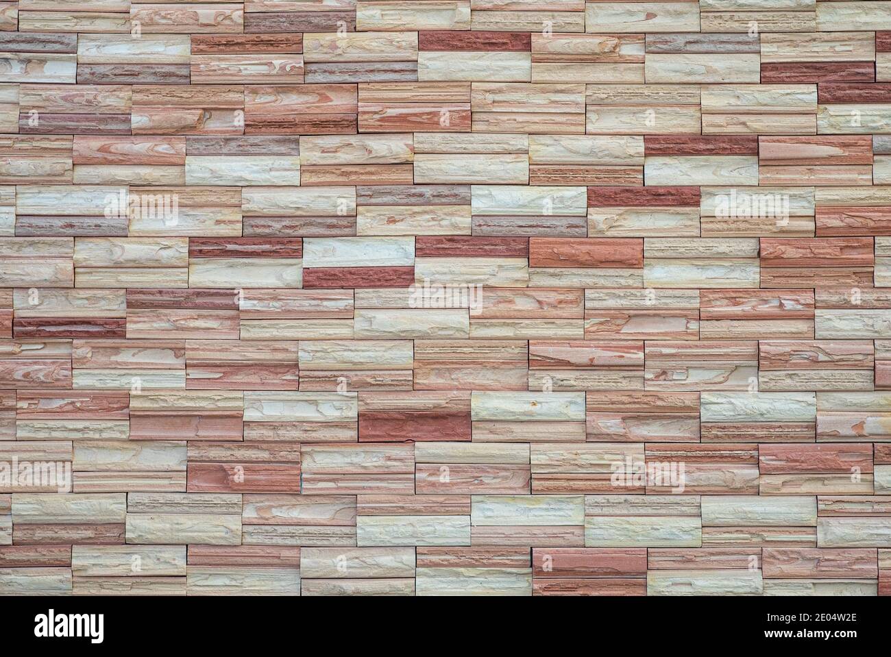 Muro di piastrelle di pietra artigianale naturale fatto a sfondo modello casuale. Foto Stock
