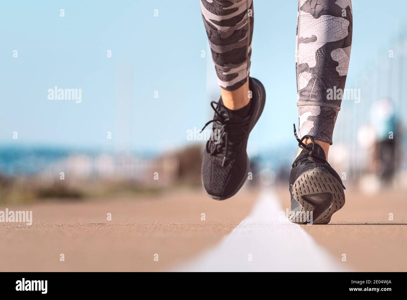 Camminare velocemente. Fit donna corridore jogging. Primo piano delle scarpe da running in azione Foto Stock