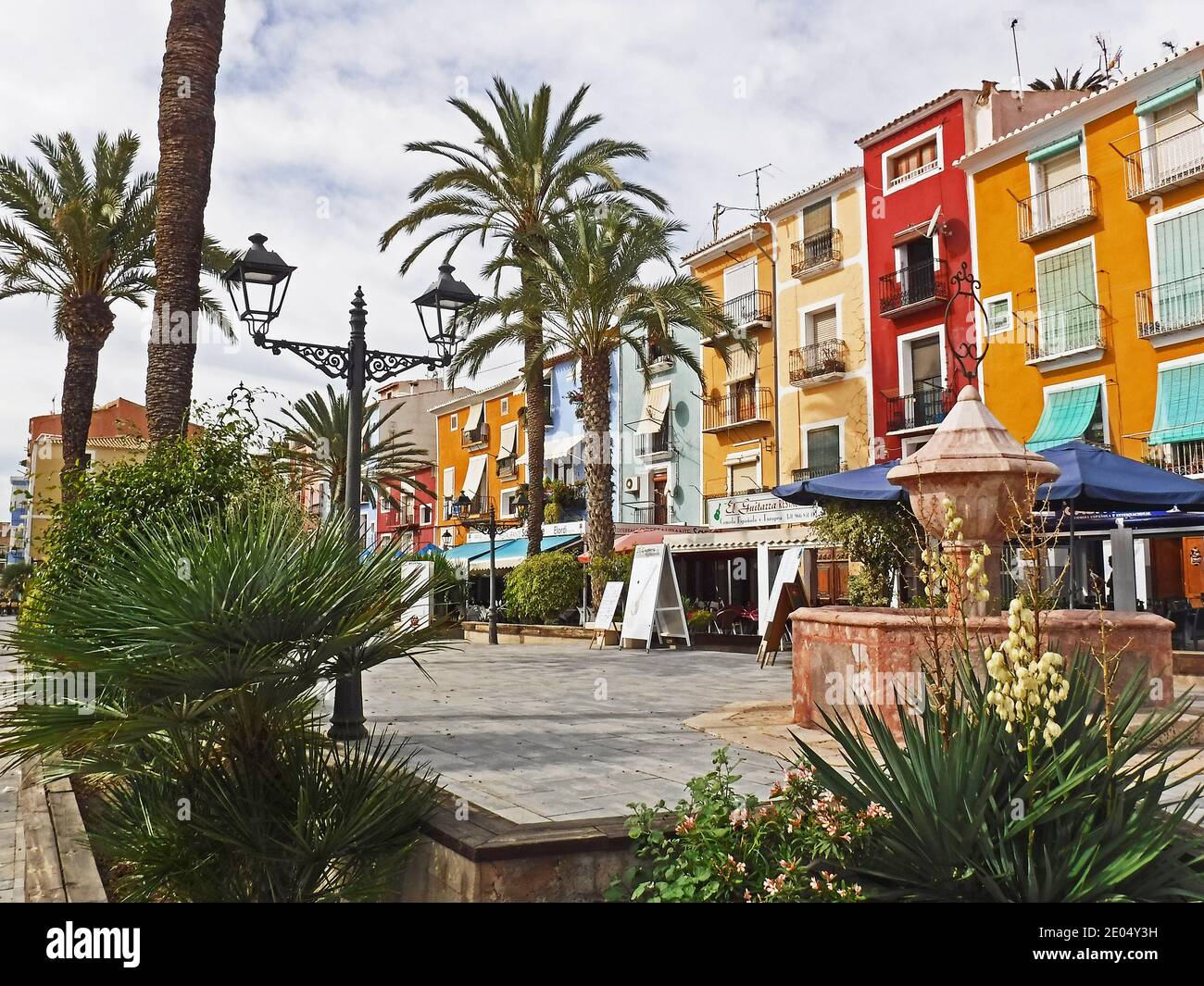 Vallajoyosa, Provincia di Alicante, Costa Blanca, Spagna. Le case sulla sfilata principale di Villajoyosa hanno ognuna un proprio colore distintivo. Foto Stock