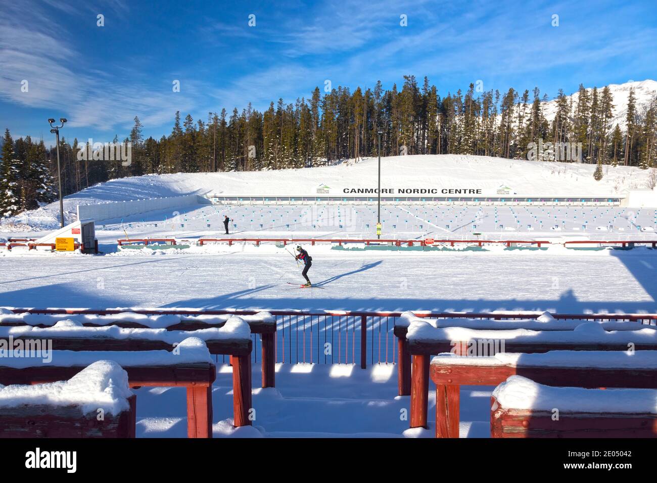 Pista per sci di fondo percorso Biathlon Stadium sfondo campo. Canmore Nordic Centre Alberta Provincial Park, Canadian Rocky Mountains Foto Stock