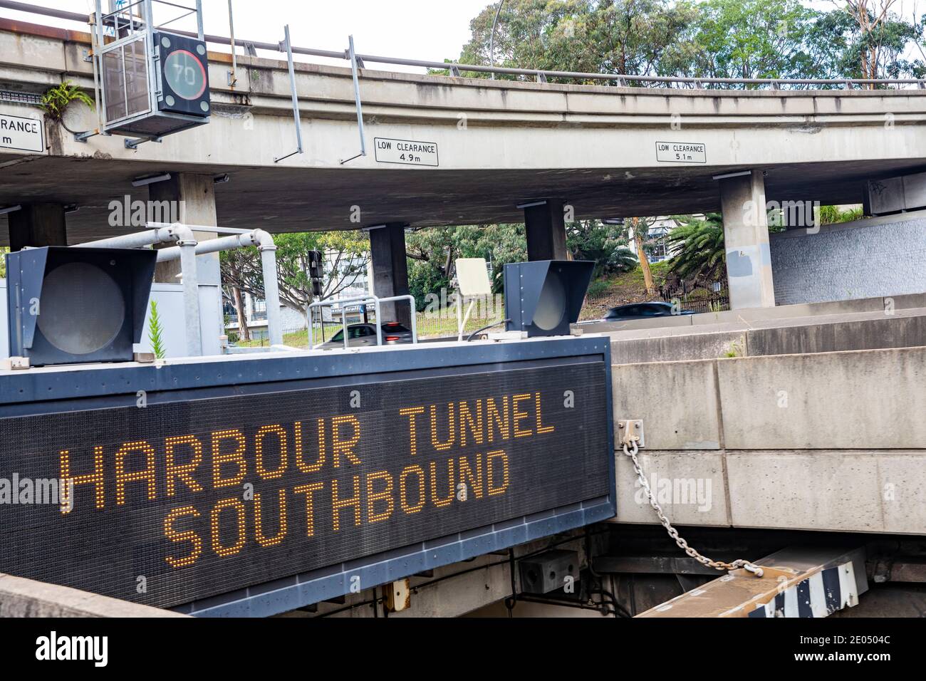 Cartello d'ingresso al tunnel del porto di Sydney per la direzione del traffico In direzione sud, nel centro di Sydney, in Australia Foto Stock