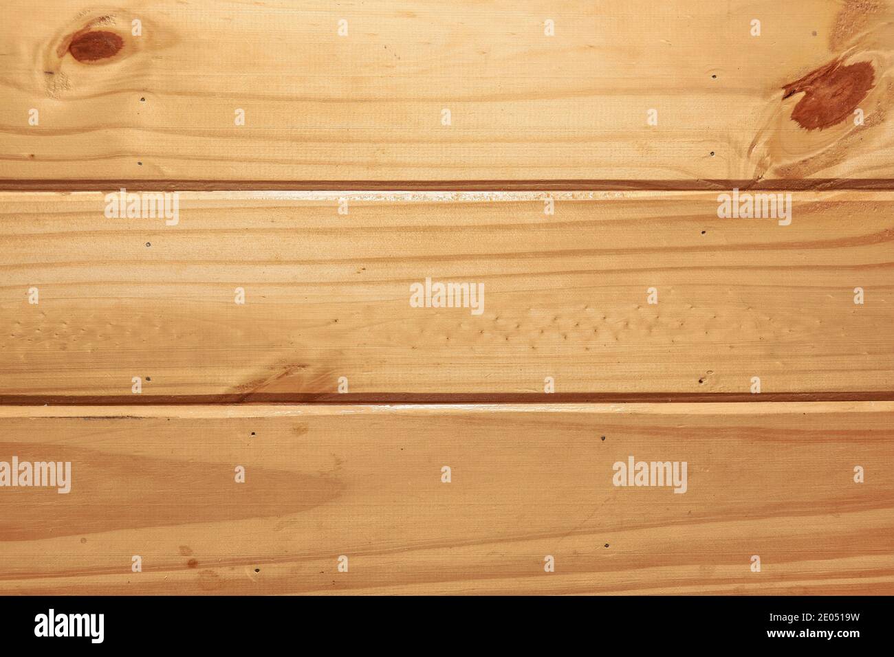 Tavolo di legno marrone chiaro con chiodi. Può essere utilizzato come sfondo e decorazione per i disegni. Foto Stock