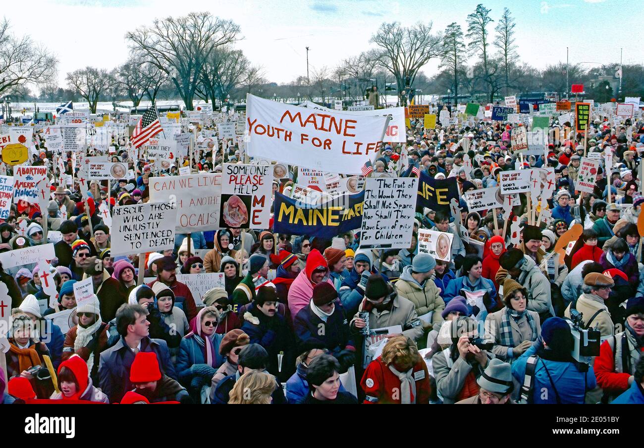 Washington, DC. USA, 22 gennaio 1985Tcase di partecipanti da tutti gli Stati Uniti si riuniscono sul Washington Monument Grounds con i loro segni e banner durante l'annuale diritto alla vita marzo credito: Mark Reinstein/MediaPunch Foto Stock