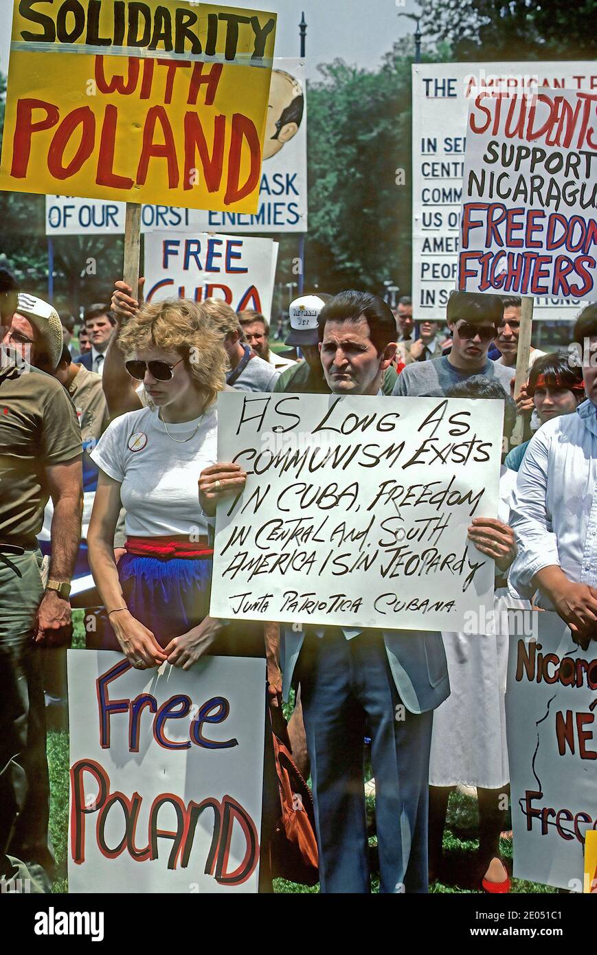 Washington, DC. USA, luglio 1983Protesters nel Parco di Lafayette a sostegno della solidarietà con la Polonia e anti comunismo segni Credit: Mark Reinstein/MediaPunch Foto Stock