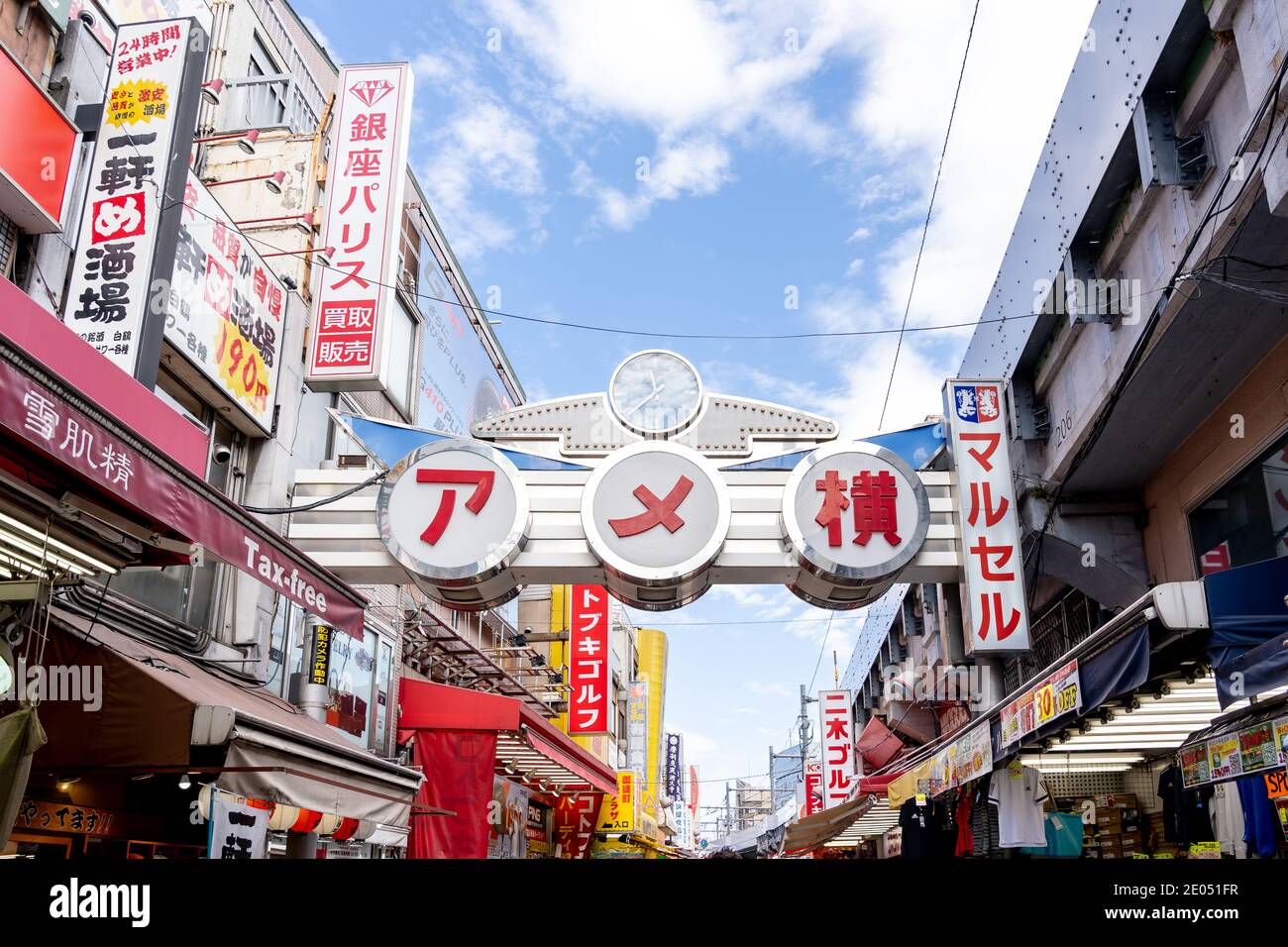 Tokyo, Giappone - 21 marzo 2019: Il mercato di Ameyoko (vicolo di Ameya) segno a Tokyo, Giappone. Foto Stock