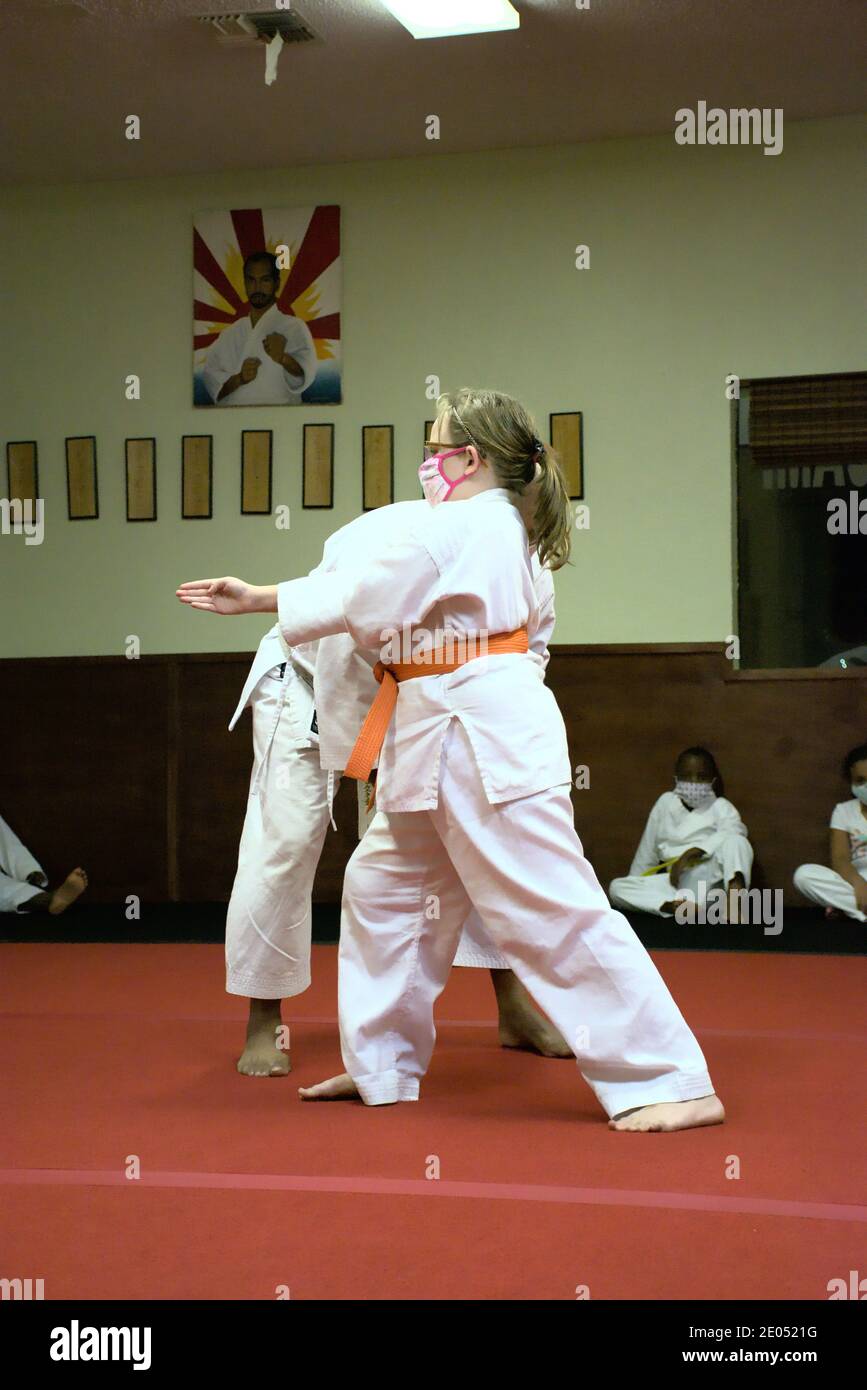Questa azione è la foto di mia figlia nella sua classe di Karate. Il Karate è un arte marziale che si concentra su auto-disciplina e fitness. Foto Stock