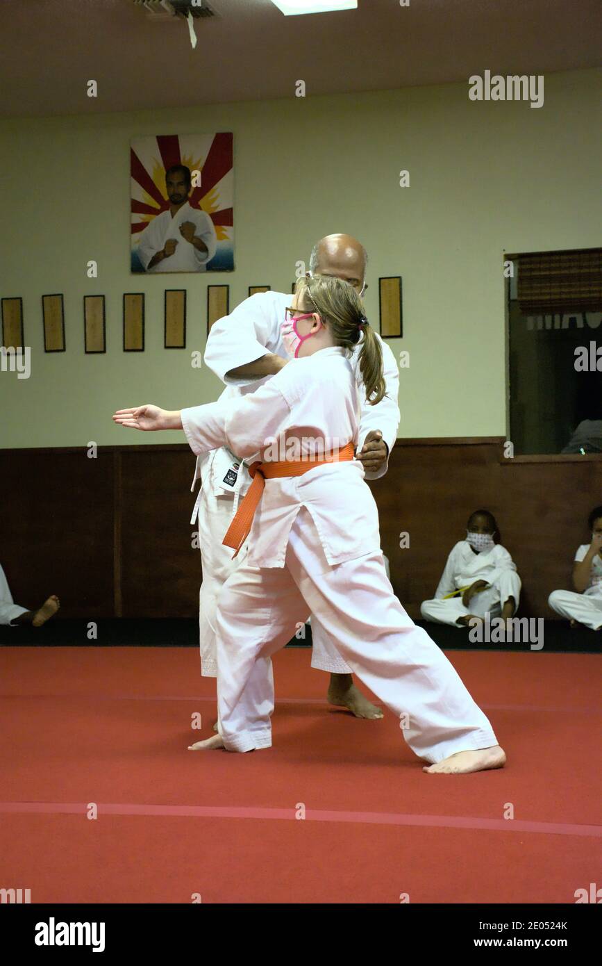 Questa azione è la foto di mia figlia nella sua classe di Karate. Il Karate è un arte marziale che si concentra su auto-disciplina e fitness. Foto Stock