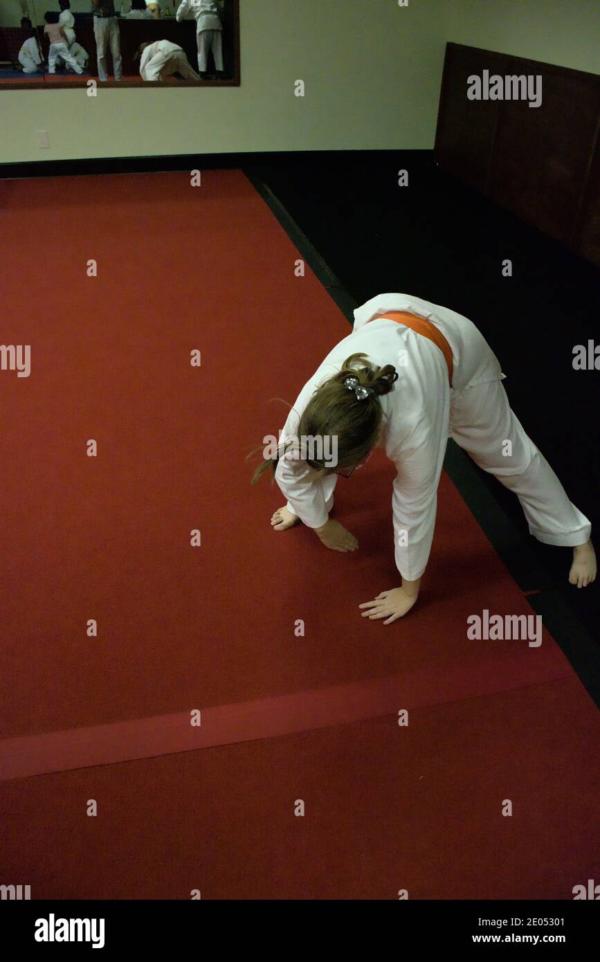 Questa azione è la foto di mia figlia nella sua classe di Karate. Il Karate è un arte marziale che si concentra su auto-disciplina e fitness. Foto Stock