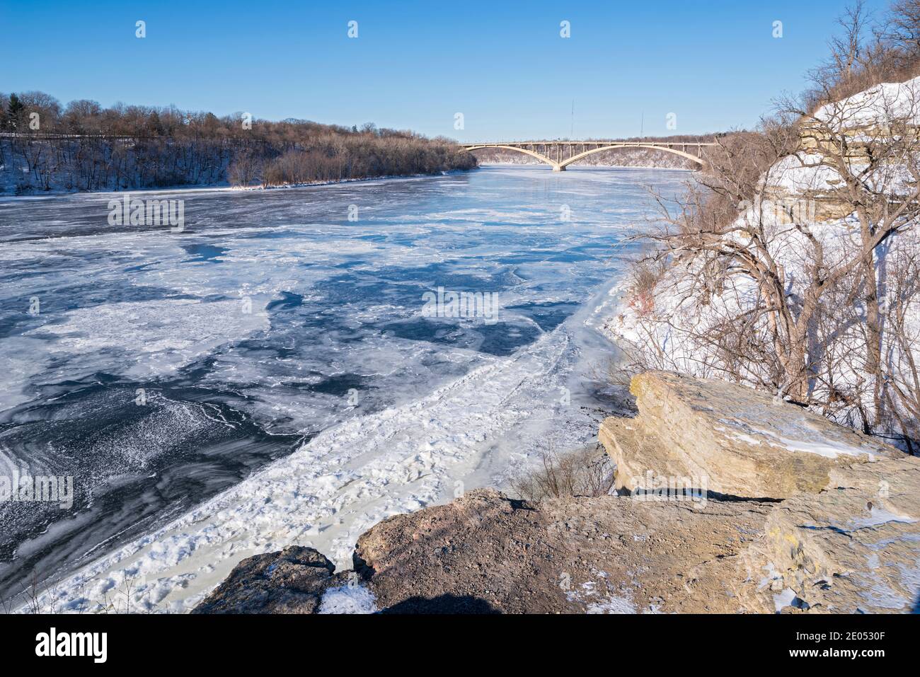 si affaccia sul ghiacciato fiume mississippi dalle scogliere in cima alle cascate ombra parco saint paul minnesota Foto Stock