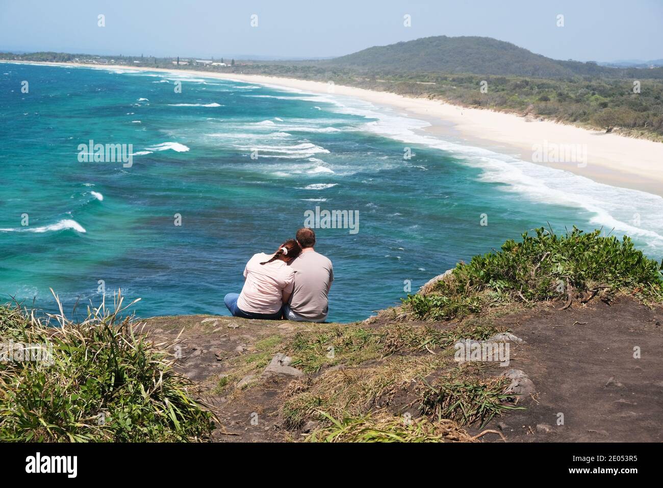 Una coppia seduta su una collina che si affaccia sull'Oceano Pacifico Nel nuovo Galles del Sud in Australia Foto Stock