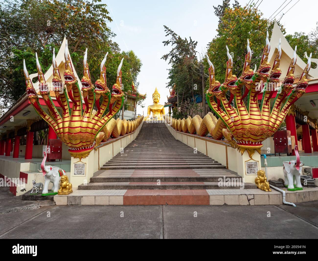 Wat Phra Yai, Grande Tempio del Buddha, sulla cima della collina Pratamnak tra Pattaya e Jomtien. Il tempio e' una popolare destinazione turistica con una vista magnifica Foto Stock