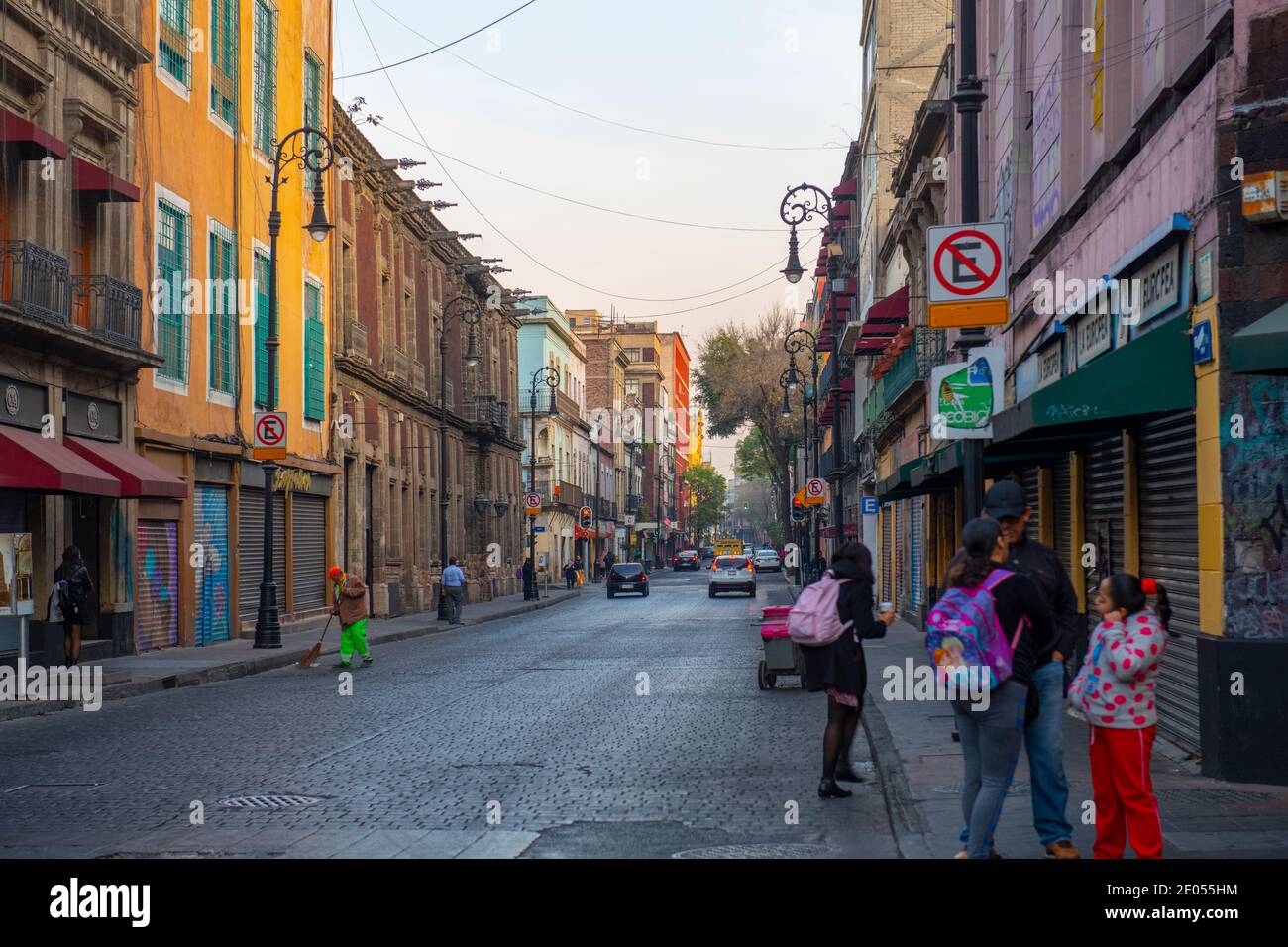 Edifici storici su Republica de Chile Street e Calle de Tacuba Street vicino a Zocalo Constitution Square, Città del Messico CDMX, Messico. Foto Stock