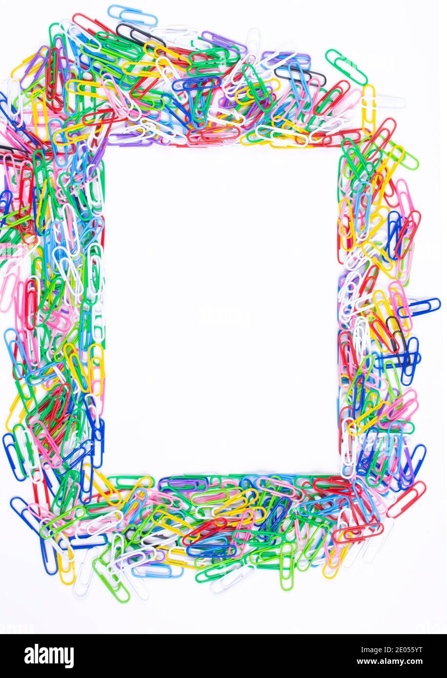 Cornice composta da ritagli di carta colorati su sfondo bianco, vista dall'alto con spazio per testo o creatività. Foto Stock