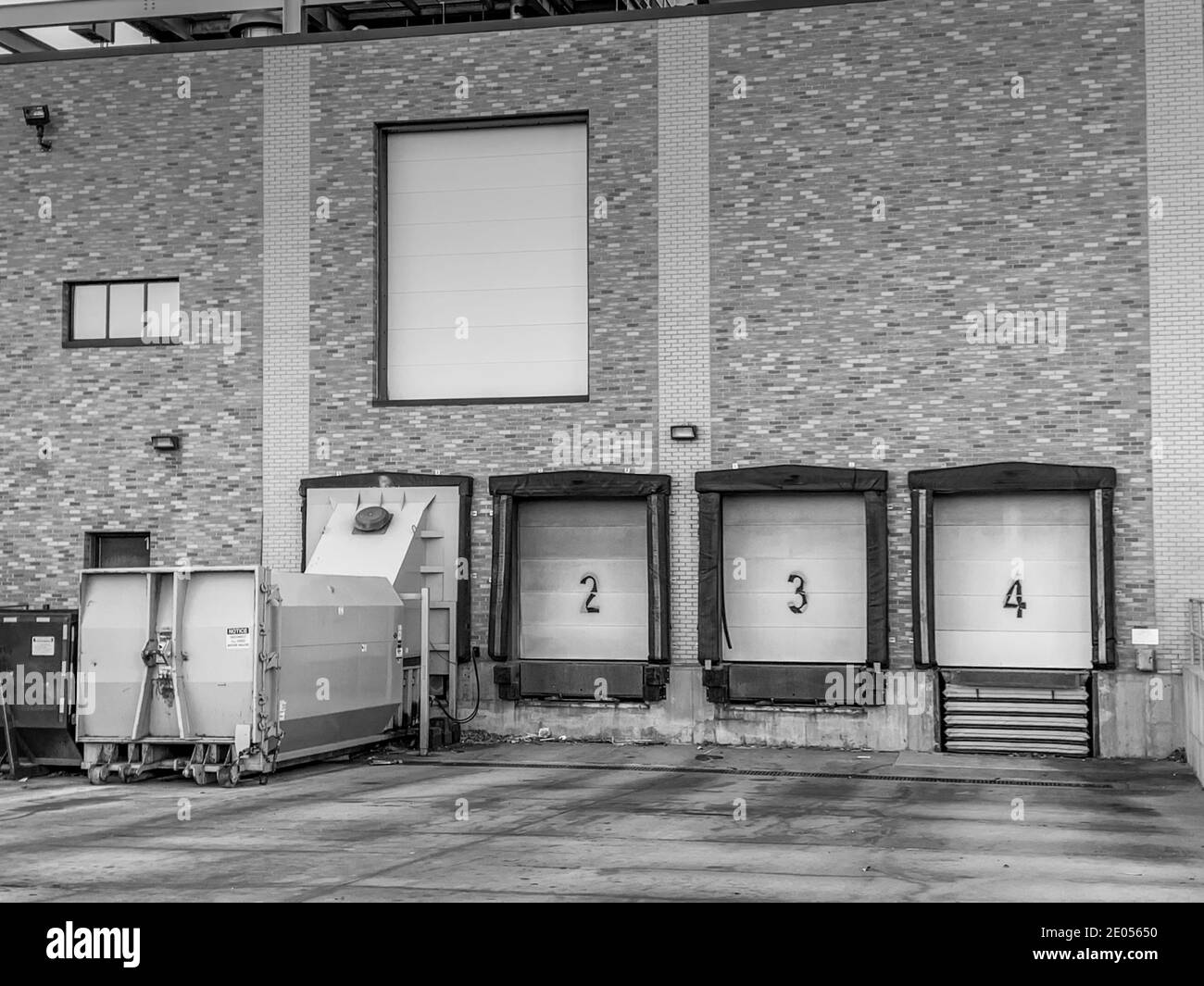 configurazione industriale per il carico e lo scarico di materiale tramite un'elevata sicura porte della baia Foto Stock