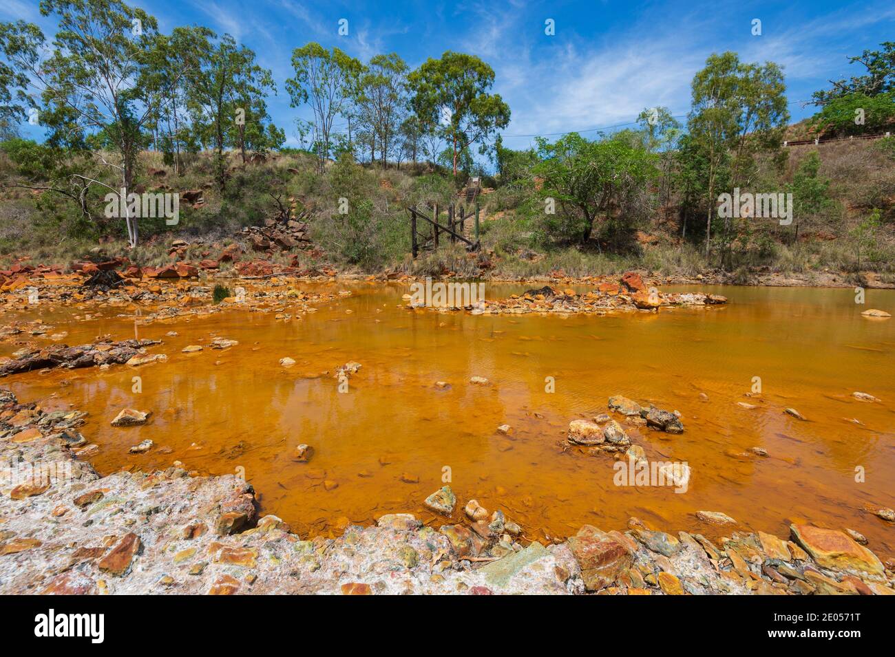 Altamente inquinato Dee River, dove la vecchia miniera d'oro sta ancora versando acido e metalli pesanti in esso, Mount Morgan, Central Queensland, QLD, Australia Foto Stock