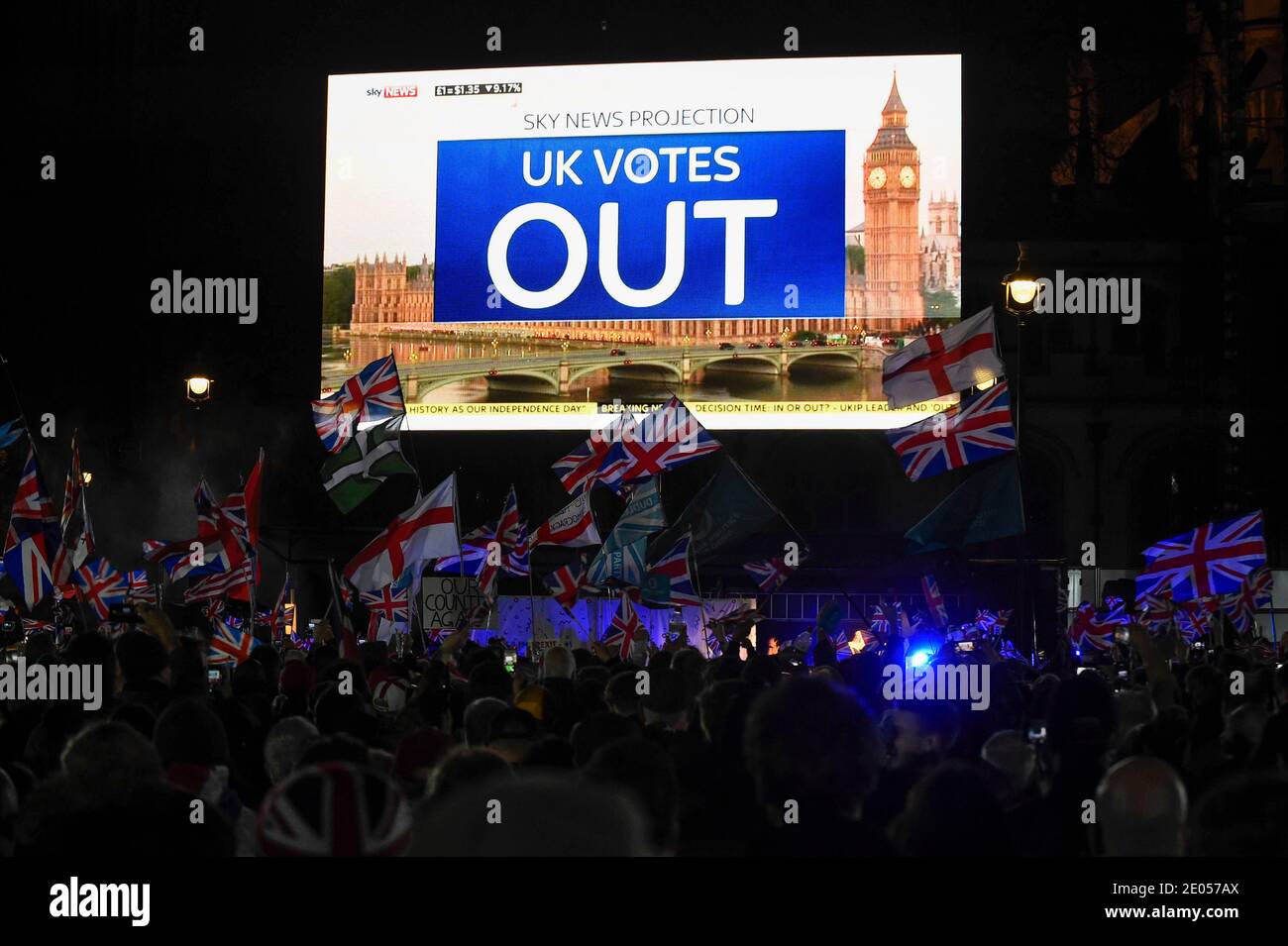 (201230) -- PECHINO, 30 dicembre 2020 (Xinhua) -- Foto scattata il 31 gennaio 2020 mostra un'immagine del testo 'il Regno Unito VOTA FUORI' su uno schermo gigante come sostenitori pro-Brexit che celebrano la Brexit in un incontro a Parliament Square a Londra, Gran Bretagna. Xinhua top 10 eventi mondiali di notizie nel 202010. L’duro accordo commerciale post-Brexit scongiura la situazione di perdita a seguito di nove mesi di lunghi e tortuosi negoziati, il 24 dicembre la Gran Bretagna e l’Unione europea (UE) hanno finalmente ottenuto un accordo di libero scambio, che governerà le relazioni commerciali e di sicurezza UE-Regno Unito a partire dal 1° gennaio 2021. L'accordo verrà iniettato Foto Stock