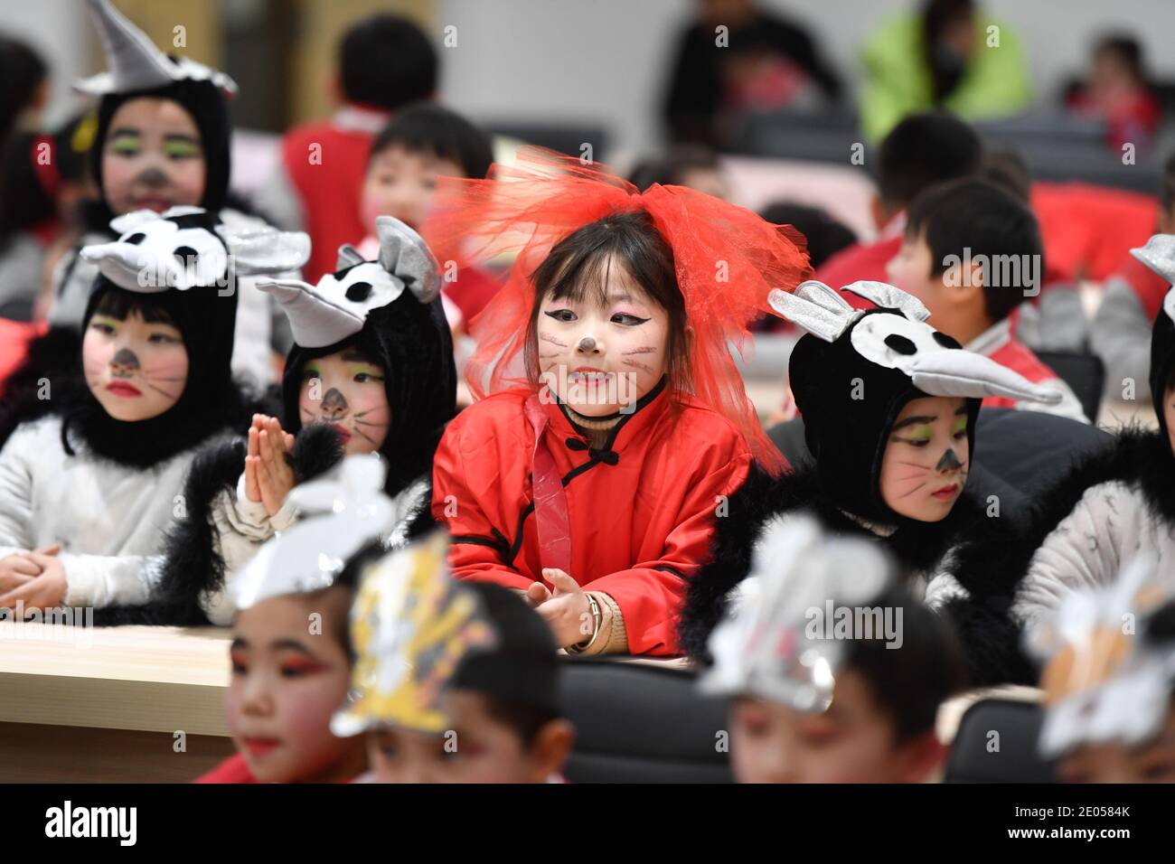 Pechino, la provincia cinese di Zhejiang. 29 Dic 2020. Bambini asilo che indossano costumi aspettano di esibirsi durante un'attività comunitaria a tema di accogliere il nuovo anno nella città di Nanxun di Huzhou, nella provincia di Zhejiang della Cina orientale, il 29 dicembre 2020. Credit: Huang Zongzhi/Xinhua/Alamy Live News Foto Stock