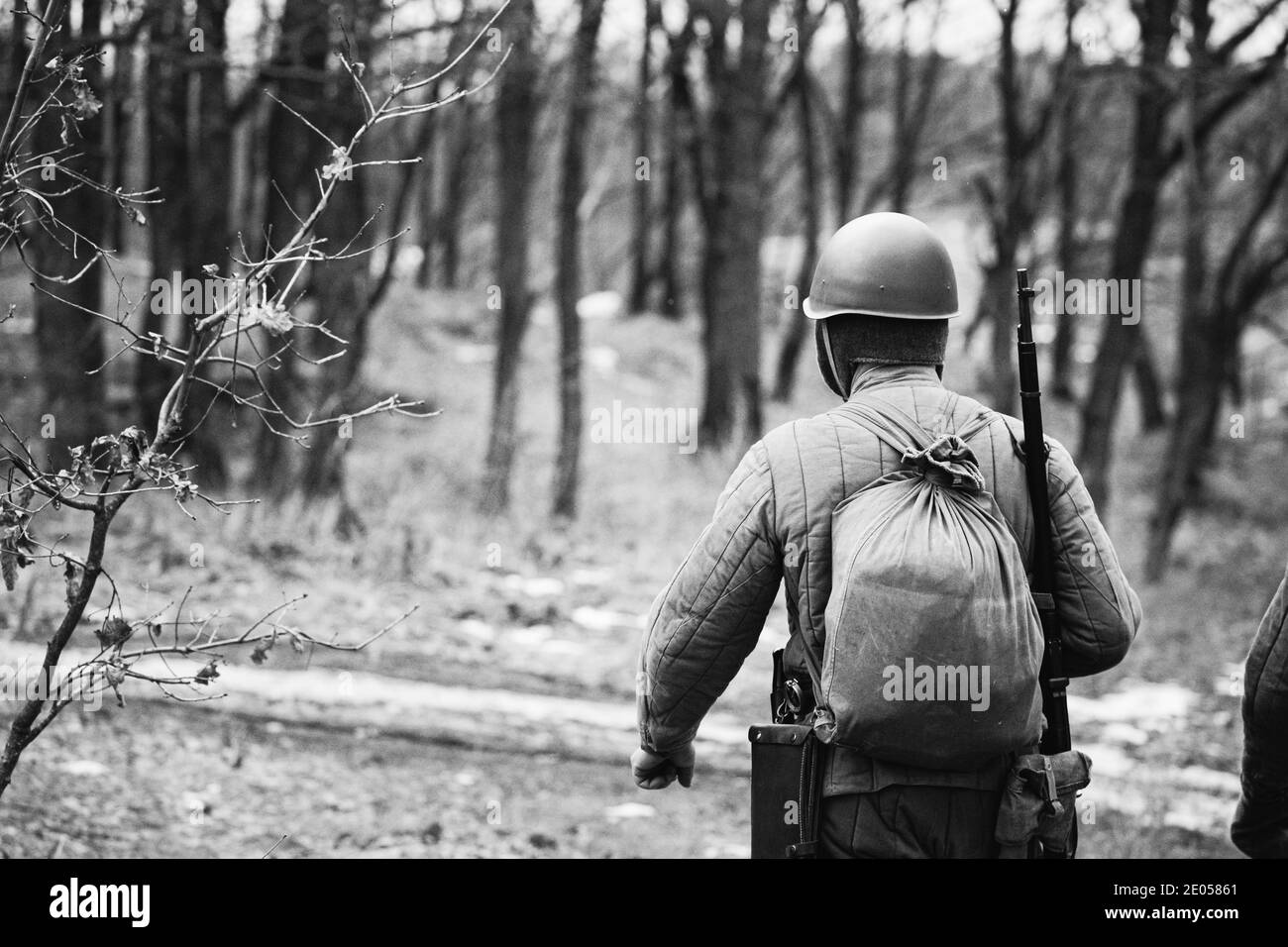 Re-enactor vestito come sovietico russo militare fanteria Soldato di Seconda Guerra Mondiale che si marcheggia lungo Forest Road Foto Stock