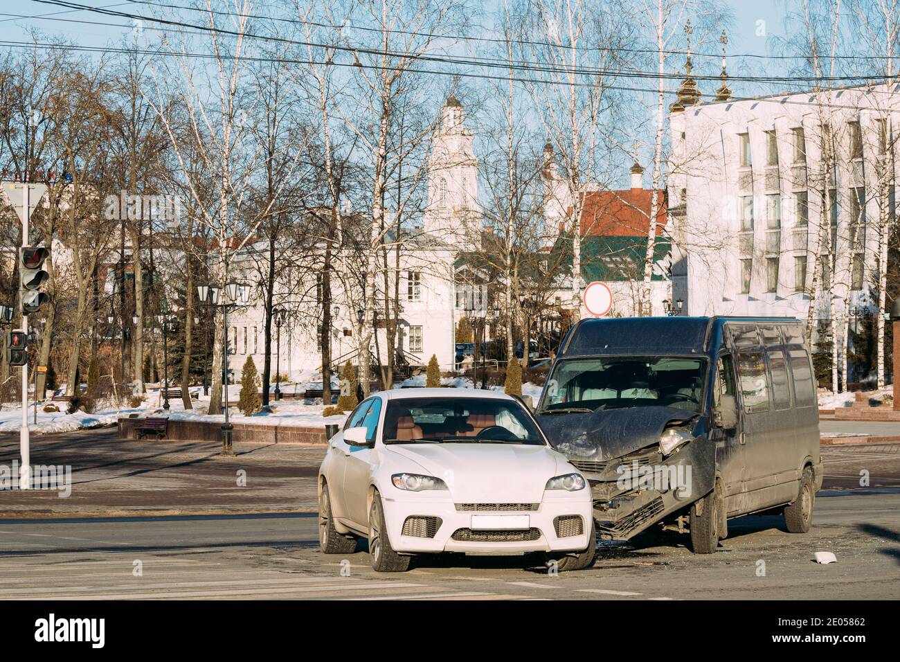 Collisione di due vetture. Schiantato Minibus e SUV di lusso Crossover in City Street. Car Wreck (Wreck auto) Foto Stock