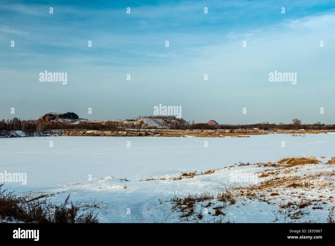 Paesaggio, cumulo di rifiuti - una forma artificiale di rilievo sullo sfondo del cielo invernale. La foto è stata scattata vicino alla città di Kopeisk, Chelyabin Foto Stock